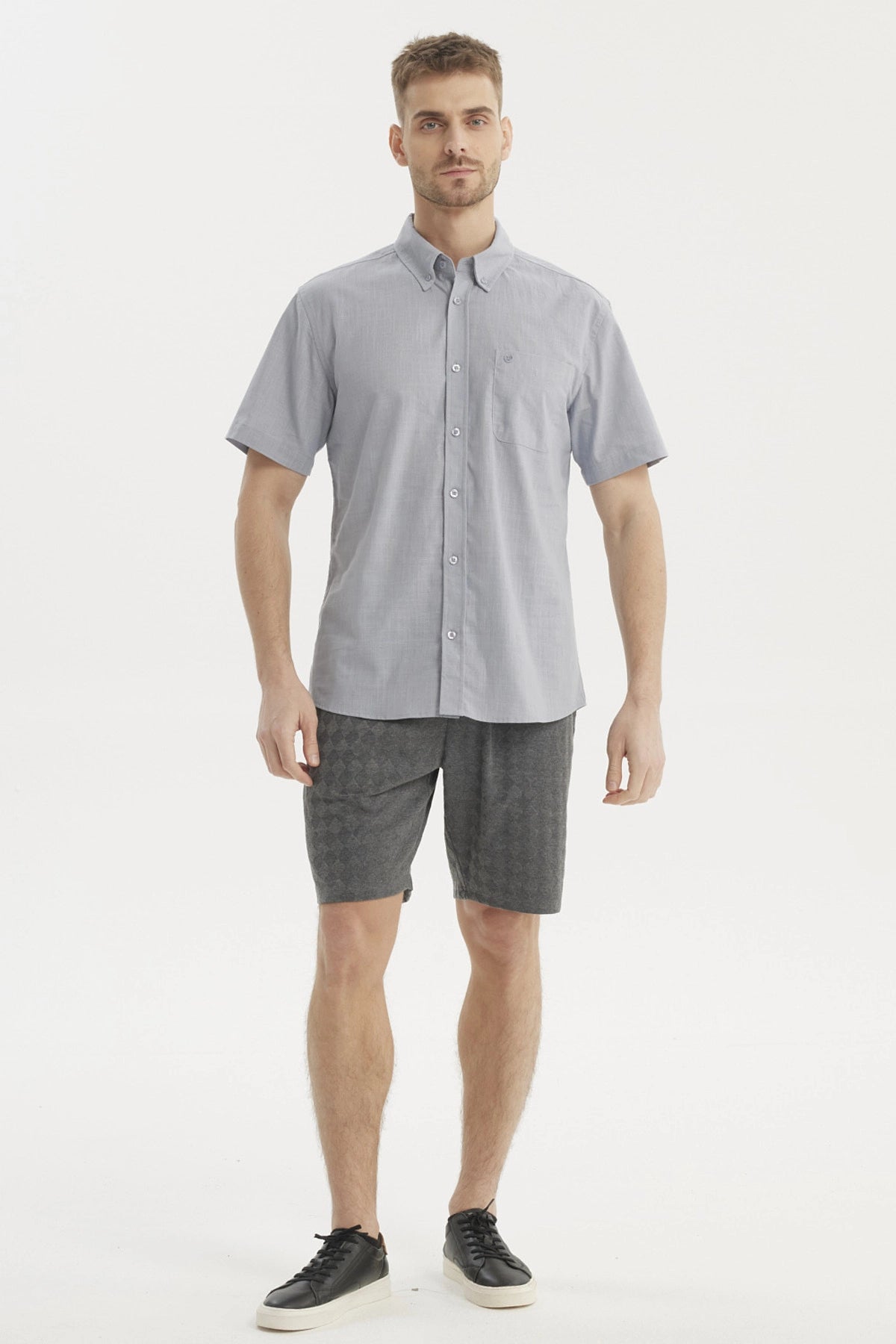 Camisa azul hombre manga corta lisa con cuello camisero y bolsillo frontal pequeño