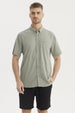 Camisa de hombre verde claro con cuello camisero manga corta lisa sin estampa ideal para un look casual relajado