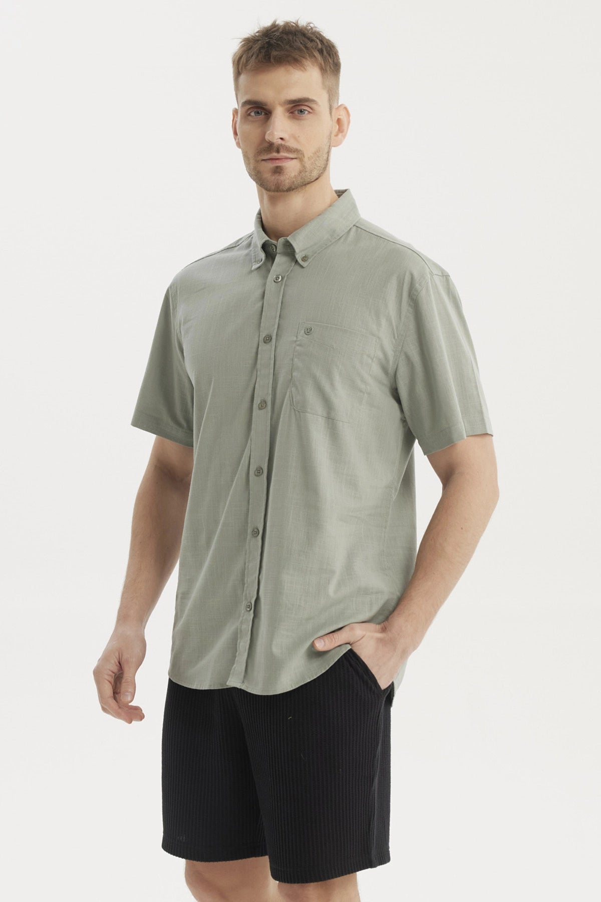 Camisa de hombre verde claro con cuello camisero manga corta lisa sin estampa ideal para un look casual relajado