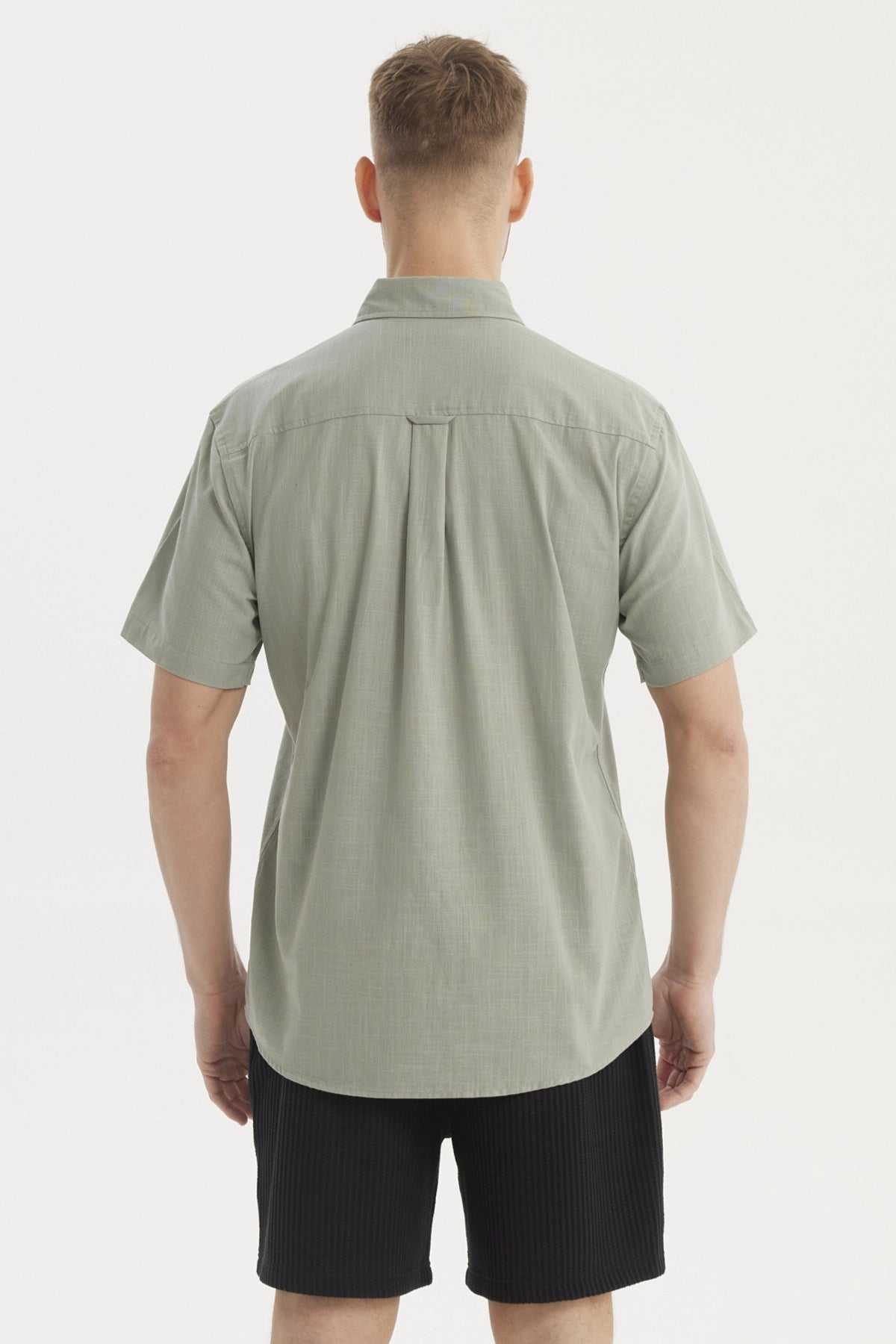 Camisa de hombre verde claro con cuello camisero manga corta lisa sin estampa ideal para un look casual relajado