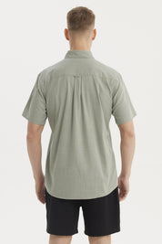 Camisa de hombre verde claro con cuello camisero manga corta lisa sin estampa ideal para un look casual relajado