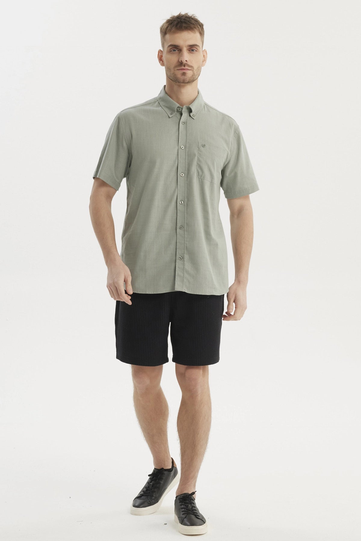 Camisa de hombre verde claro con cuello camisero manga corta lisa sin estampa ideal para un look casual relajado