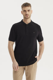 Polera negra de hombre con cuello polo y logo bordado en el pecho sin estampa visible estilo casual elegante