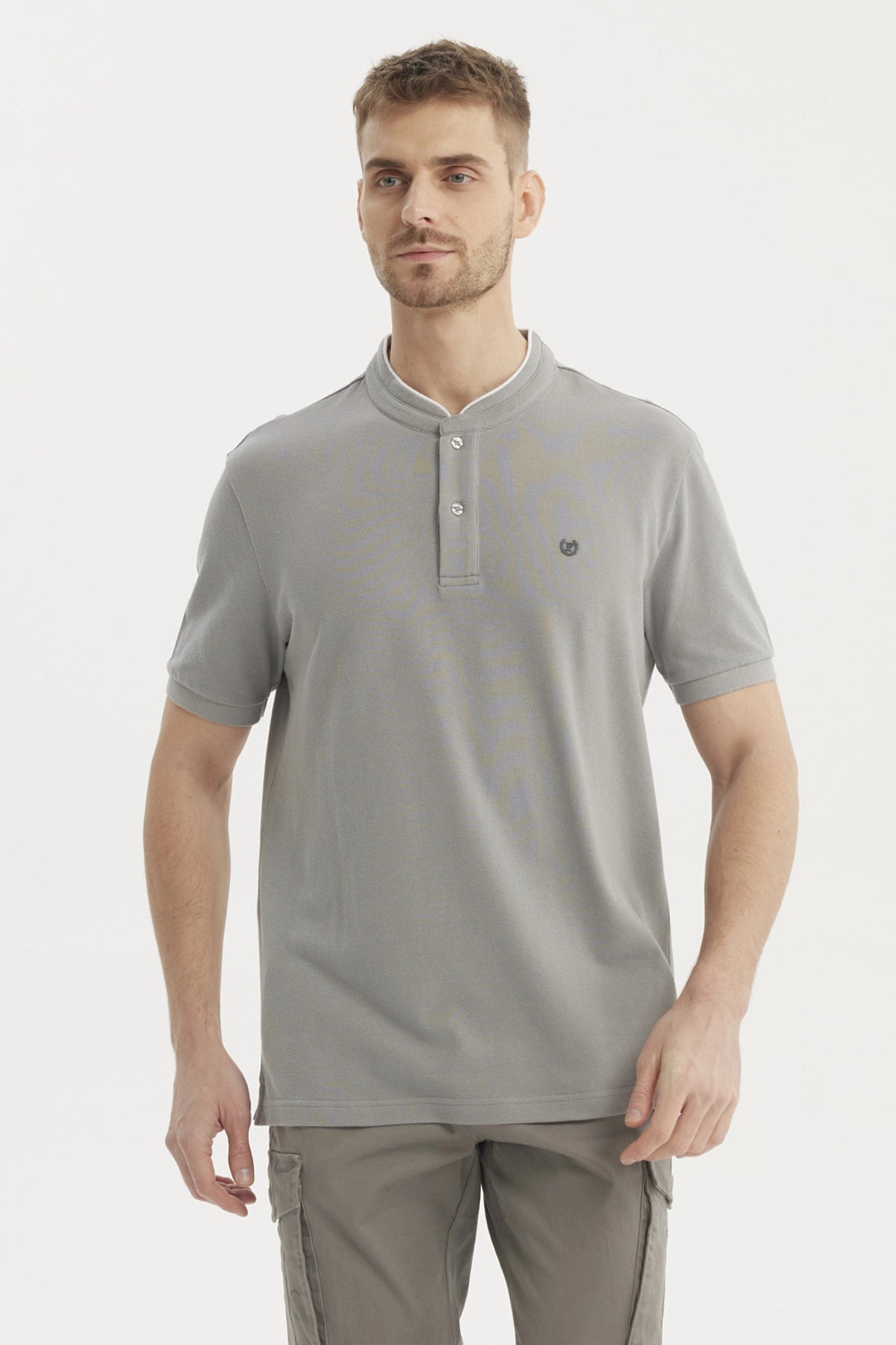 Polera gris de hombre tipo polo con cuello mao y botones en el pecho prenda lisa sin estampa