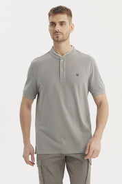 Polera gris de hombre tipo polo con cuello mao y botones en el pecho prenda lisa sin estampa