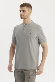 Polera gris de hombre tipo polo con cuello mao y botones en el pecho prenda lisa sin estampa