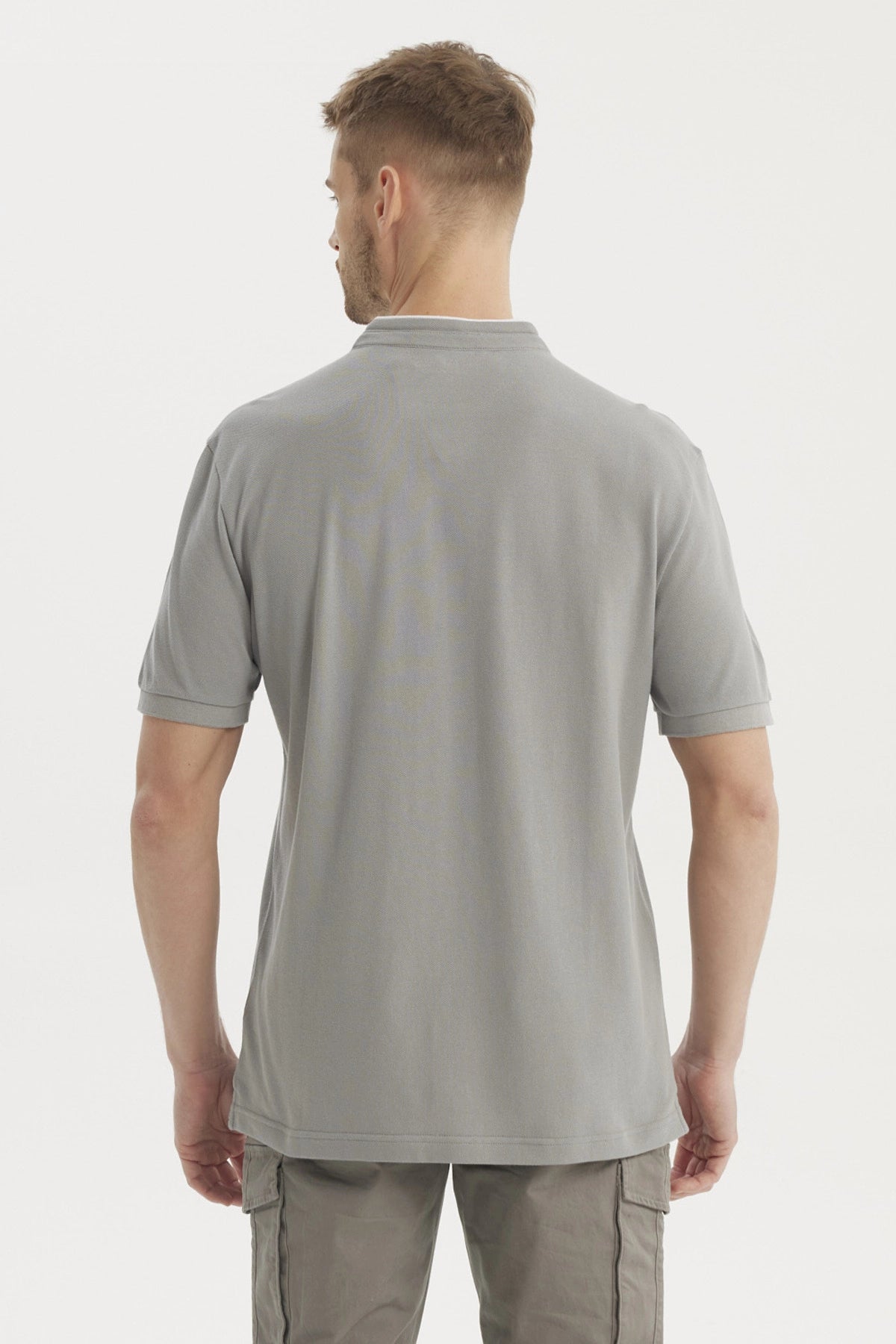 Polera gris de hombre tipo polo con cuello mao y botones en el pecho prenda lisa sin estampa