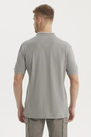 Polera gris de hombre tipo polo con cuello mao y botones en el pecho prenda lisa sin estampa