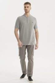 Polera gris de hombre tipo polo con cuello mao y botones en el pecho prenda lisa sin estampa