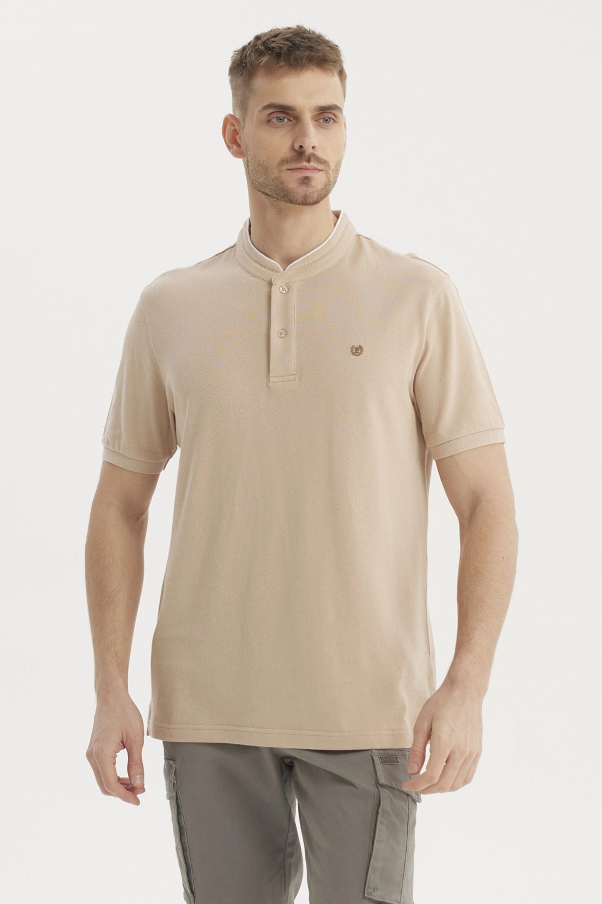 Polera hombre cuello polo beige lisa con botones y pequeño logo en el pecho estilo clásico
