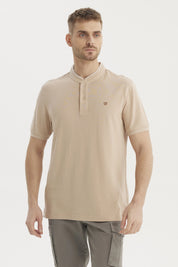 Polera hombre cuello polo beige lisa con botones y pequeño logo en el pecho estilo clásico