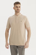 Polera hombre cuello polo beige lisa con botones y pequeño logo en el pecho estilo clásico