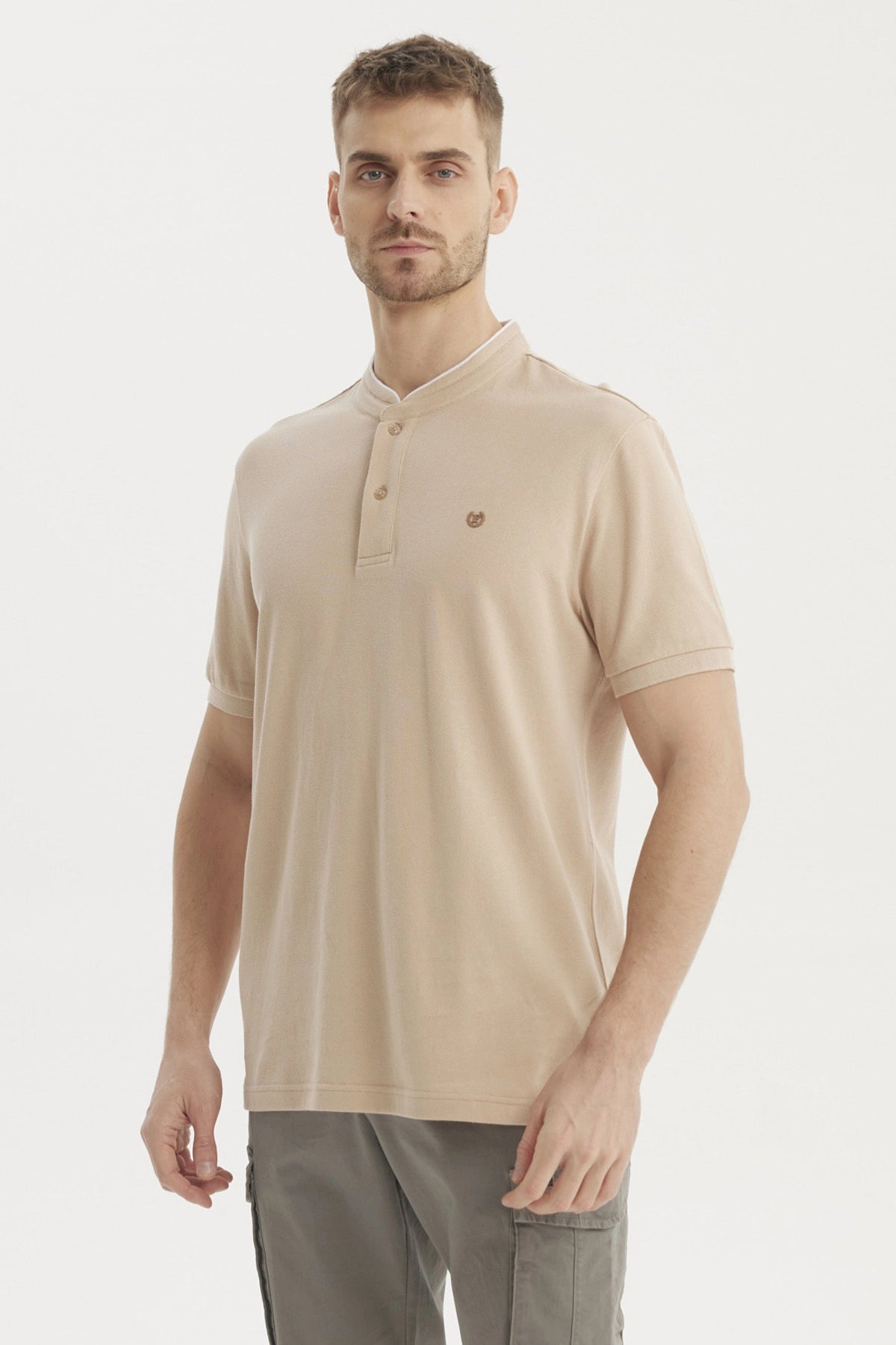 Polera hombre cuello polo beige lisa con botones y pequeño logo en el pecho estilo clásico
