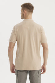 Polera hombre cuello polo beige lisa con botones y pequeño logo en el pecho estilo clásico