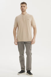 Polera hombre cuello polo beige lisa con botones y pequeño logo en el pecho estilo clásico