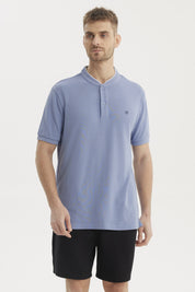 Polera azul de hombre con cuello polo y manga corta sin estampa lisa con botones al frente y pequeño logo bordado