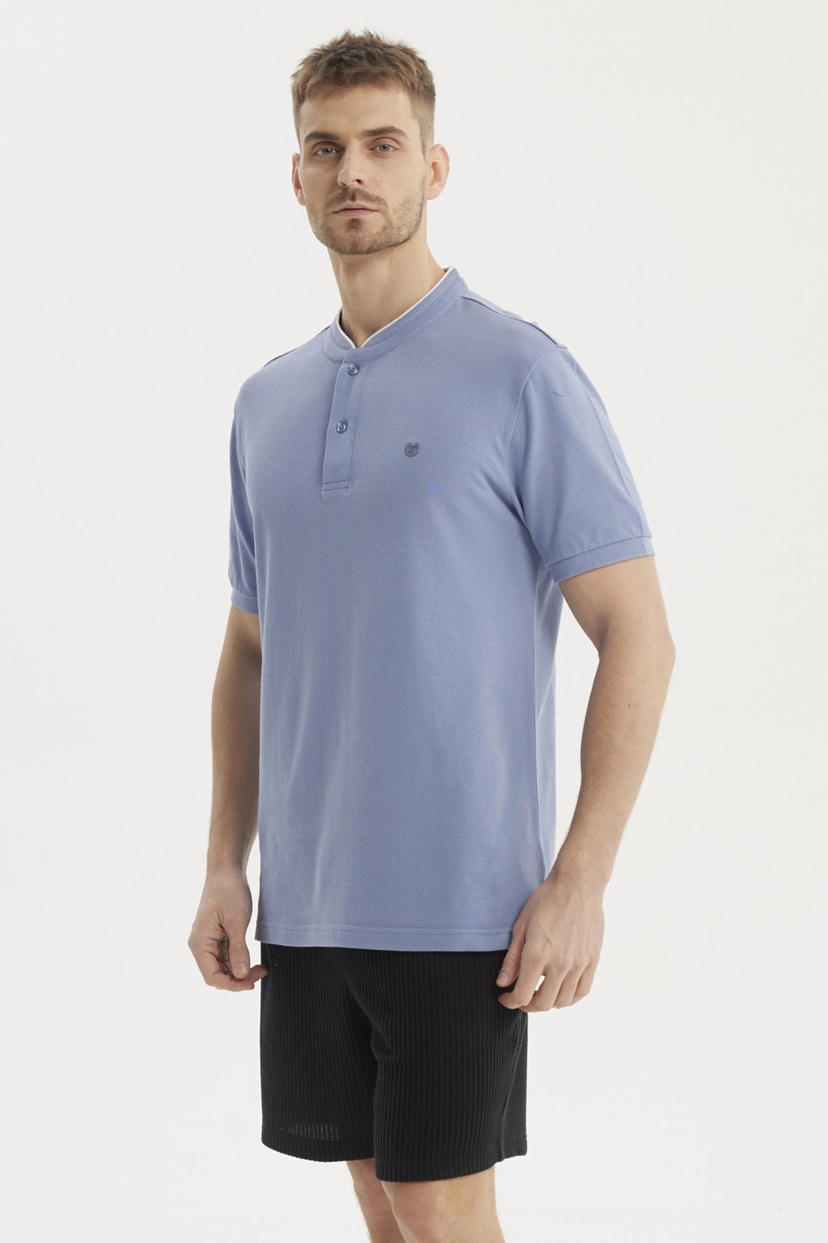 Polera azul de hombre con cuello polo y manga corta sin estampa lisa con botones al frente y pequeño logo bordado