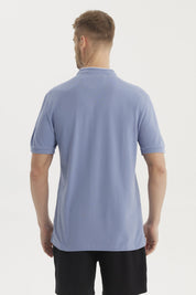 Polera azul de hombre con cuello polo y manga corta sin estampa lisa con botones al frente y pequeño logo bordado