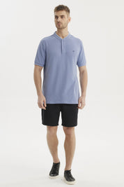 Polera azul de hombre con cuello polo y manga corta sin estampa lisa con botones al frente y pequeño logo bordado