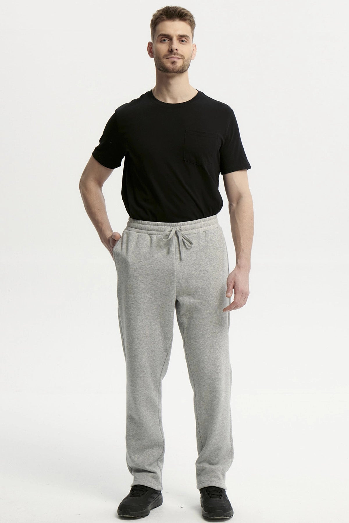 Pantalón Buzo Hombre Calce Recto Gris