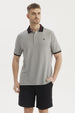 Polera polo gris hombre con cuello y puños en contraste detalles de botones y pequeño logo bordado a la izquierda