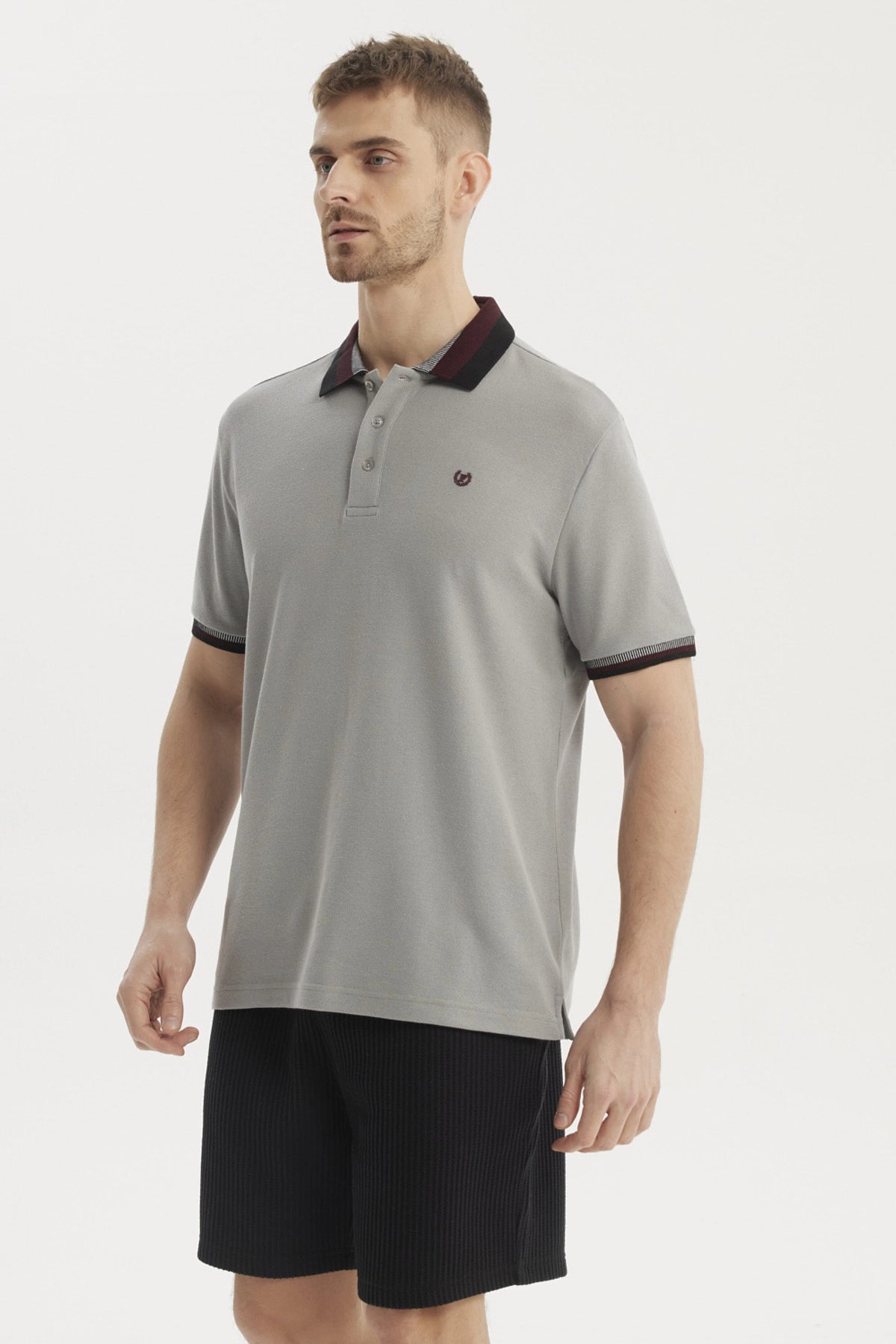 Polera polo gris hombre con cuello y puños en contraste detalles de botones y pequeño logo bordado a la izquierda