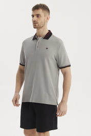 Polera polo gris hombre con cuello y puños en contraste detalles de botones y pequeño logo bordado a la izquierda