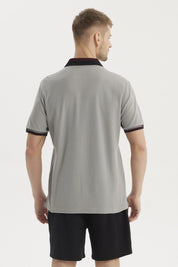 Polera polo gris hombre con cuello y puños en contraste detalles de botones y pequeño logo bordado a la izquierda
