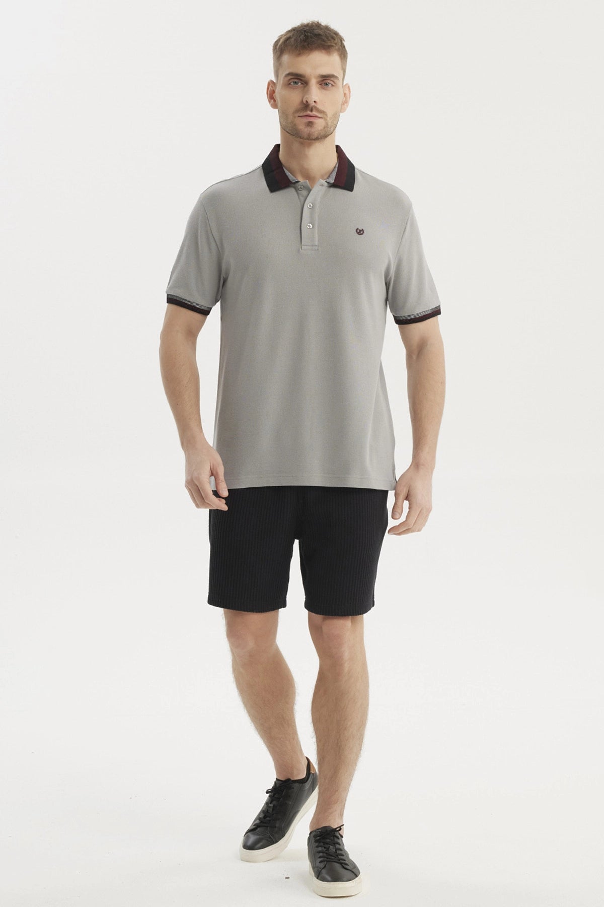Polera polo gris hombre con cuello y puños en contraste detalles de botones y pequeño logo bordado a la izquierda