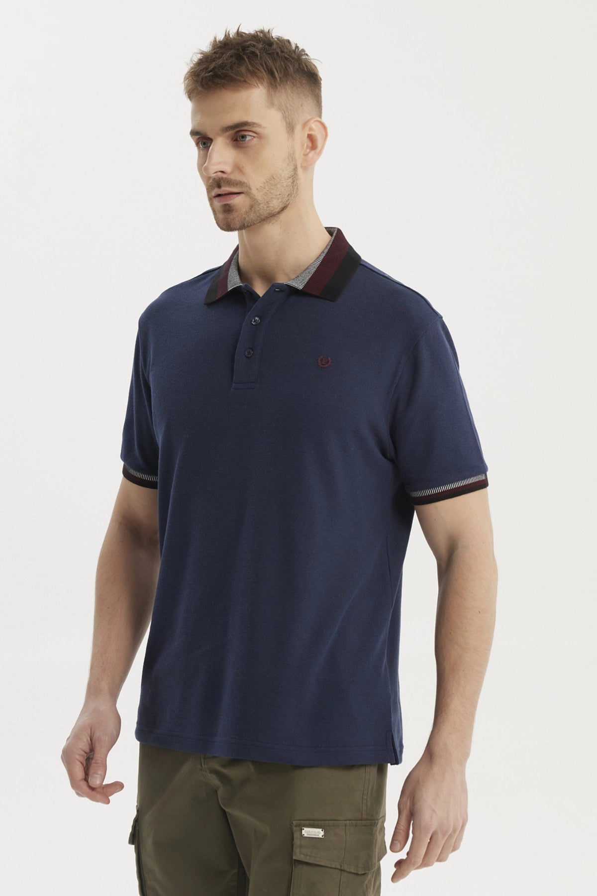 Polera de hombre azul marino con cuello polo y detalles en el borde lisa elegante y moderna ideal para ocasiones casuales