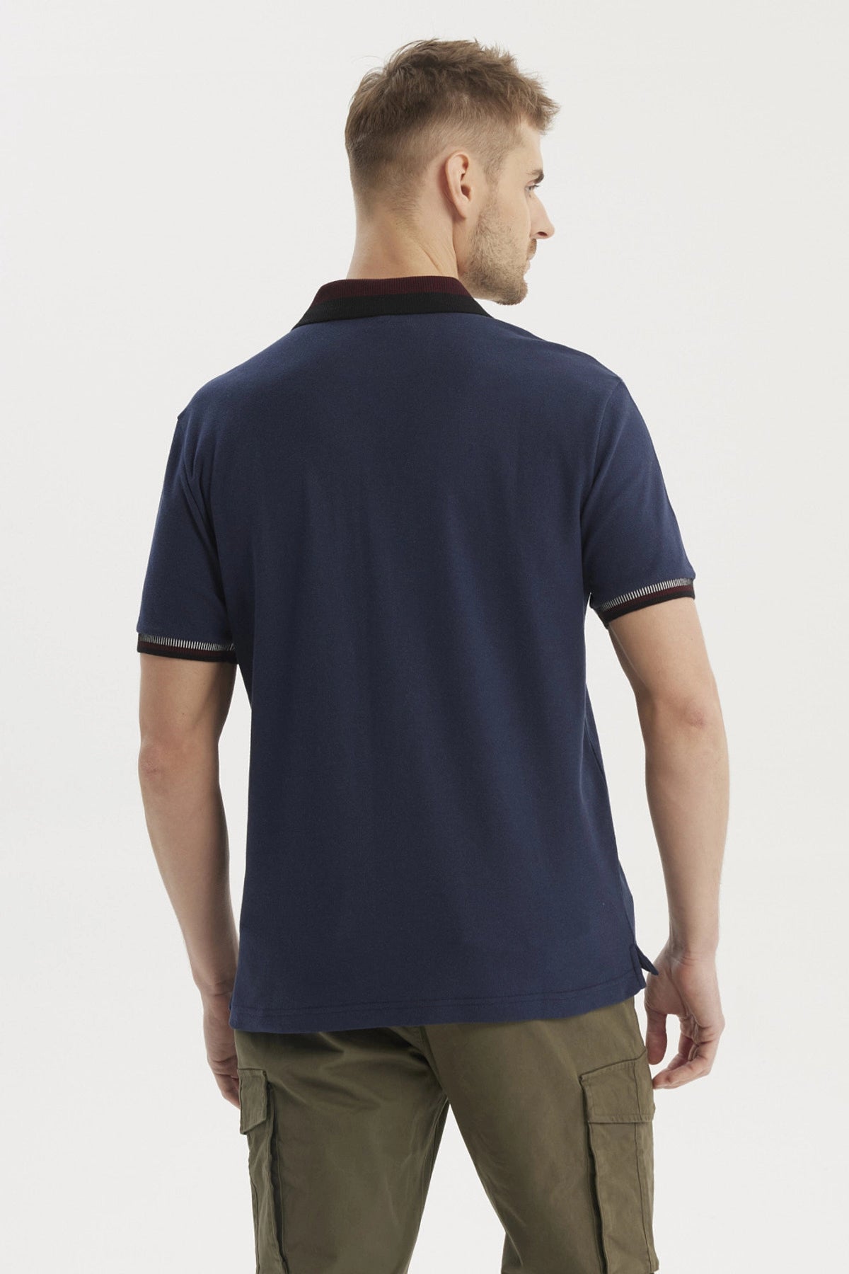 Polera de hombre azul marino con cuello polo y detalles en el borde lisa elegante y moderna ideal para ocasiones casuales