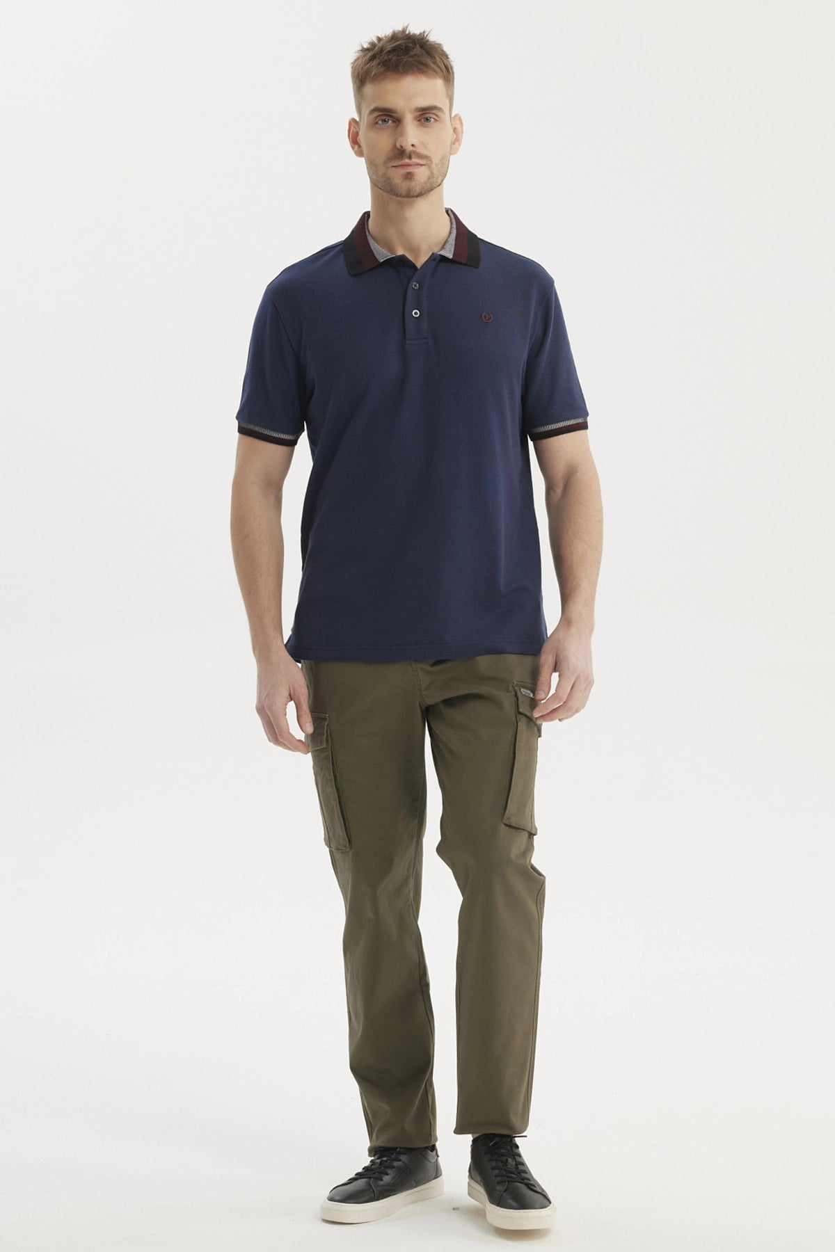 Polera de hombre azul marino con cuello polo y detalles en el borde lisa elegante y moderna ideal para ocasiones casuales