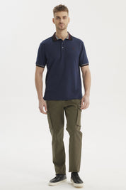 Polera de hombre azul marino con cuello polo y detalles en el borde lisa elegante y moderna ideal para ocasiones casuales