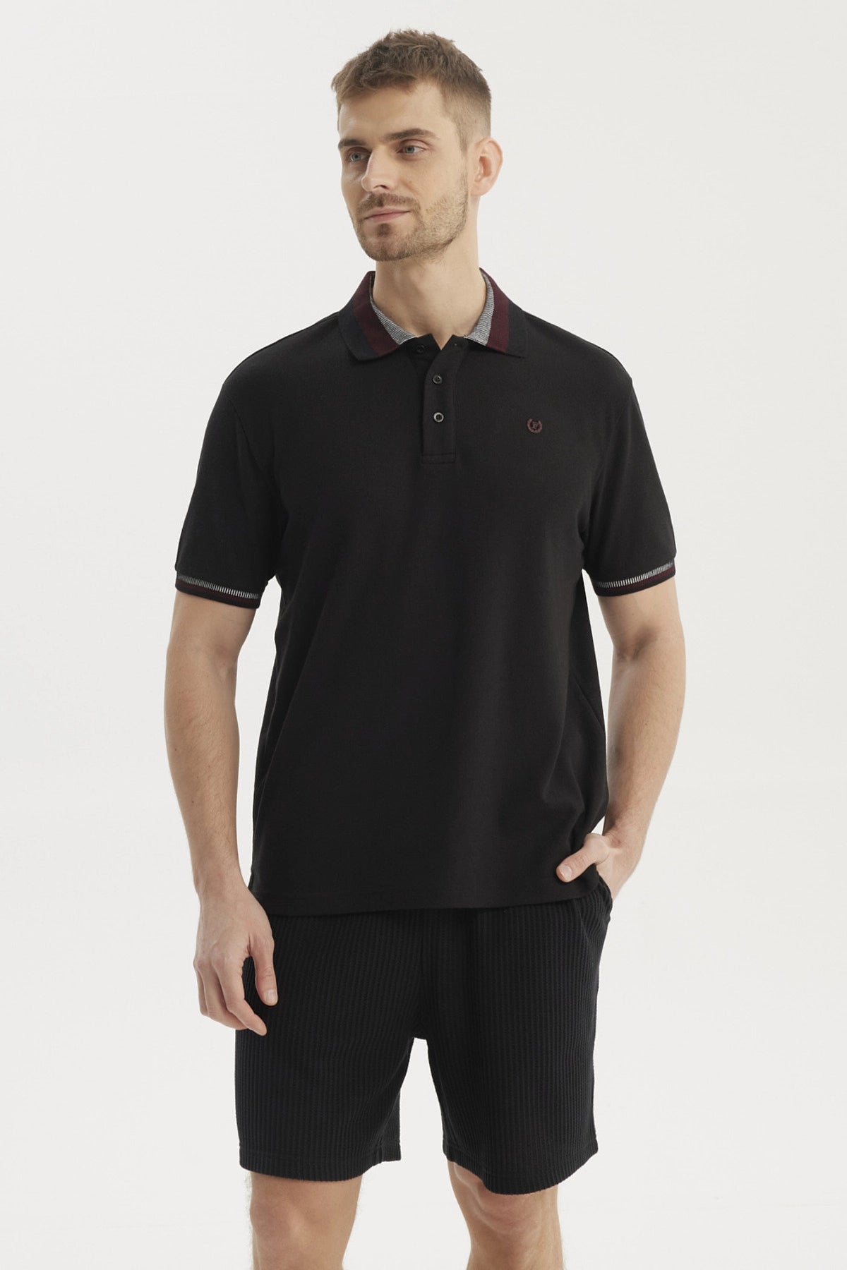 Polera polo negra para hombre con cuello contrastante detalle bordado en el pecho estilo casual y elegante sin estampa