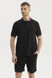 Polera polo negra para hombre con cuello contrastante detalle bordado en el pecho estilo casual y elegante sin estampa