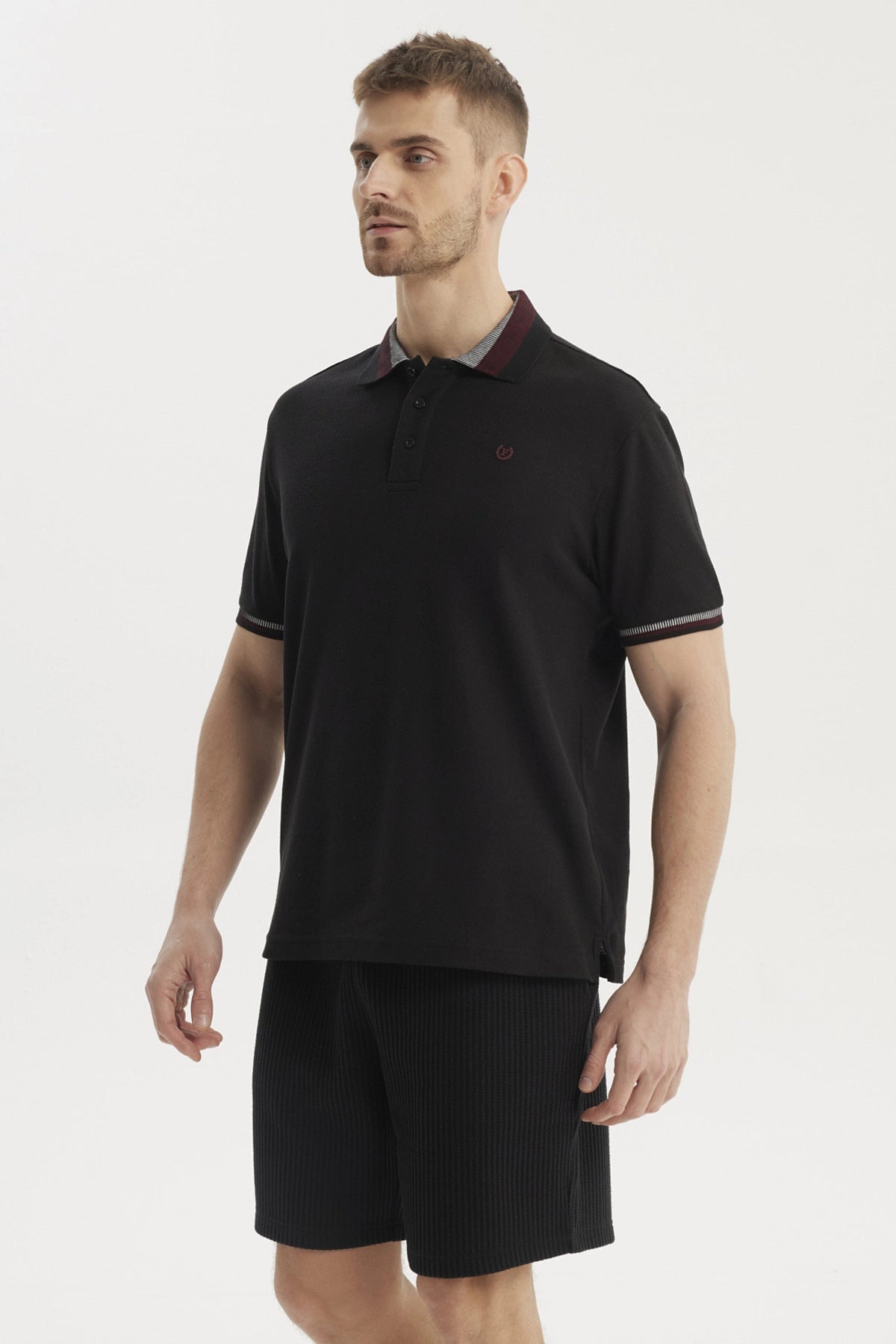 Polera polo negra para hombre con cuello contrastante detalle bordado en el pecho estilo casual y elegante sin estampa
