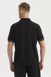 Polera polo negra para hombre con cuello contrastante detalle bordado en el pecho estilo casual y elegante sin estampa