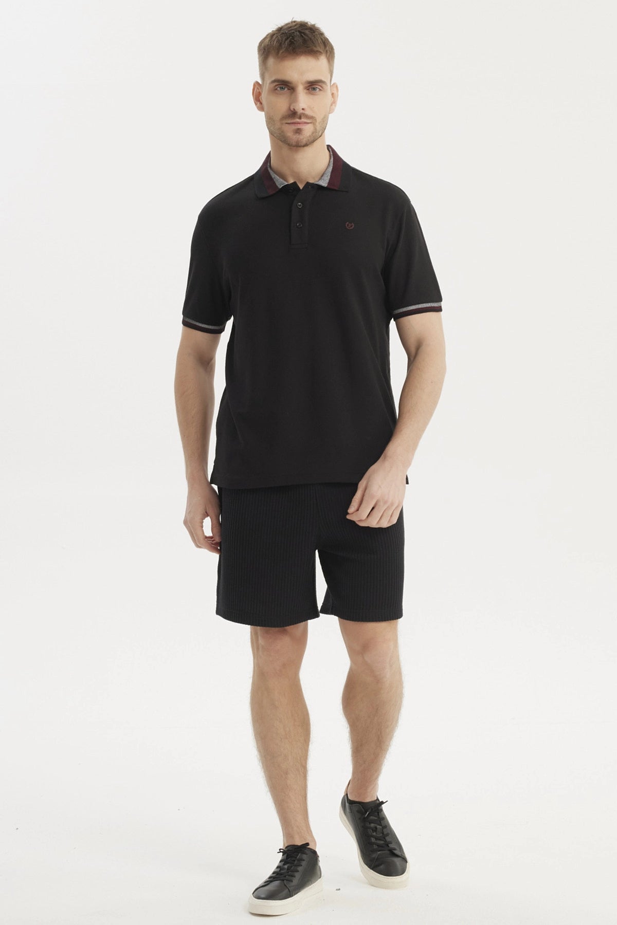 Polera polo negra para hombre con cuello contrastante detalle bordado en el pecho estilo casual y elegante sin estampa