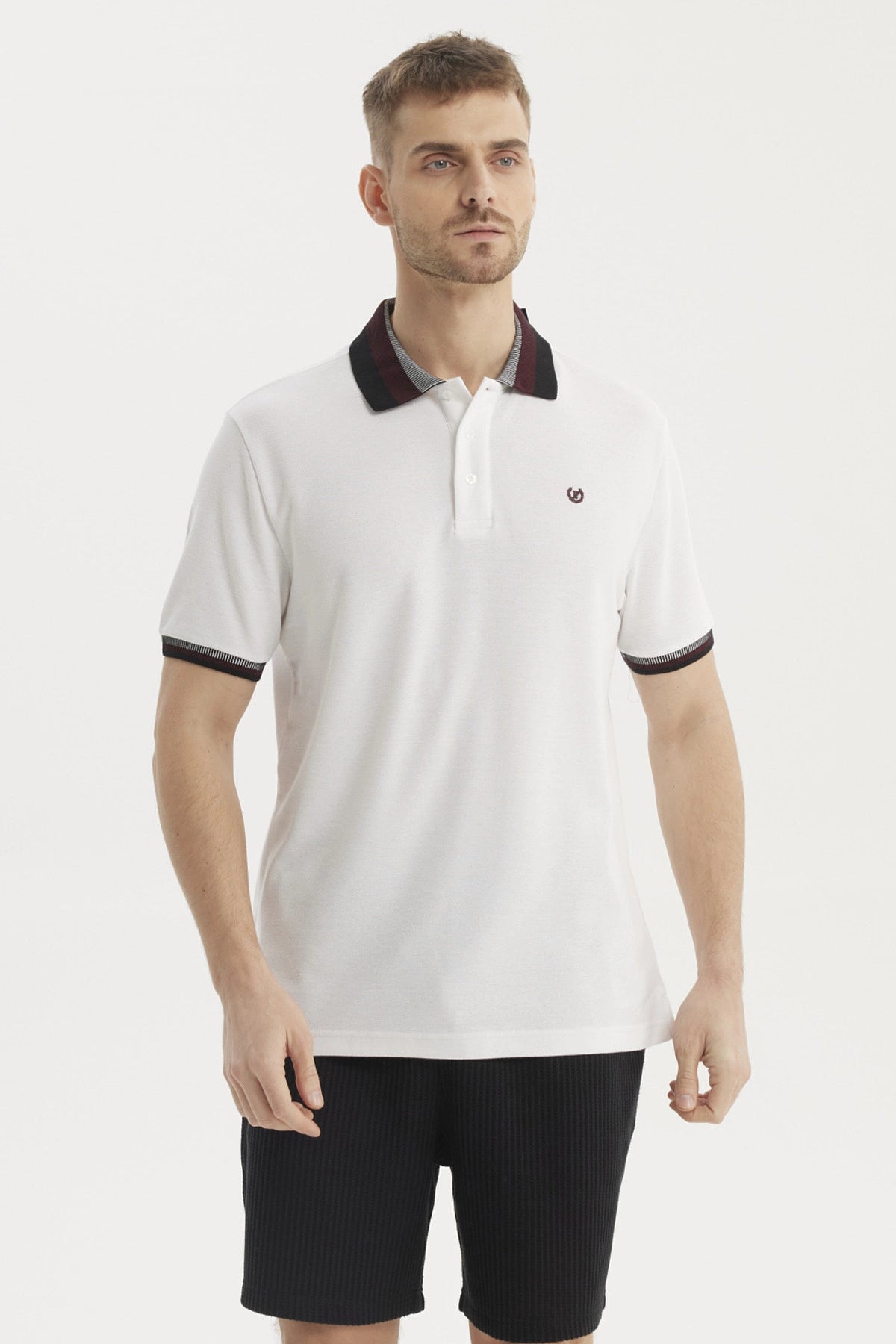 Polera hombre cuello polo blanco con detalle en cuello y puños de color oscuro sin estampa visible