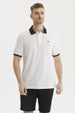 Polera hombre cuello polo blanco con detalle en cuello y puños de color oscuro sin estampa visible