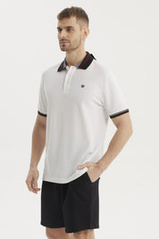 Polera hombre cuello polo blanco con detalle en cuello y puños de color oscuro sin estampa visible
