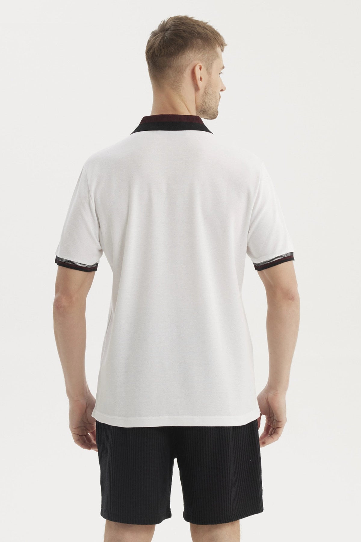Polera hombre cuello polo blanco con detalle en cuello y puños de color oscuro sin estampa visible