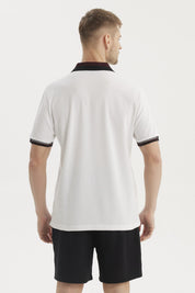Polera hombre cuello polo blanco con detalle en cuello y puños de color oscuro sin estampa visible