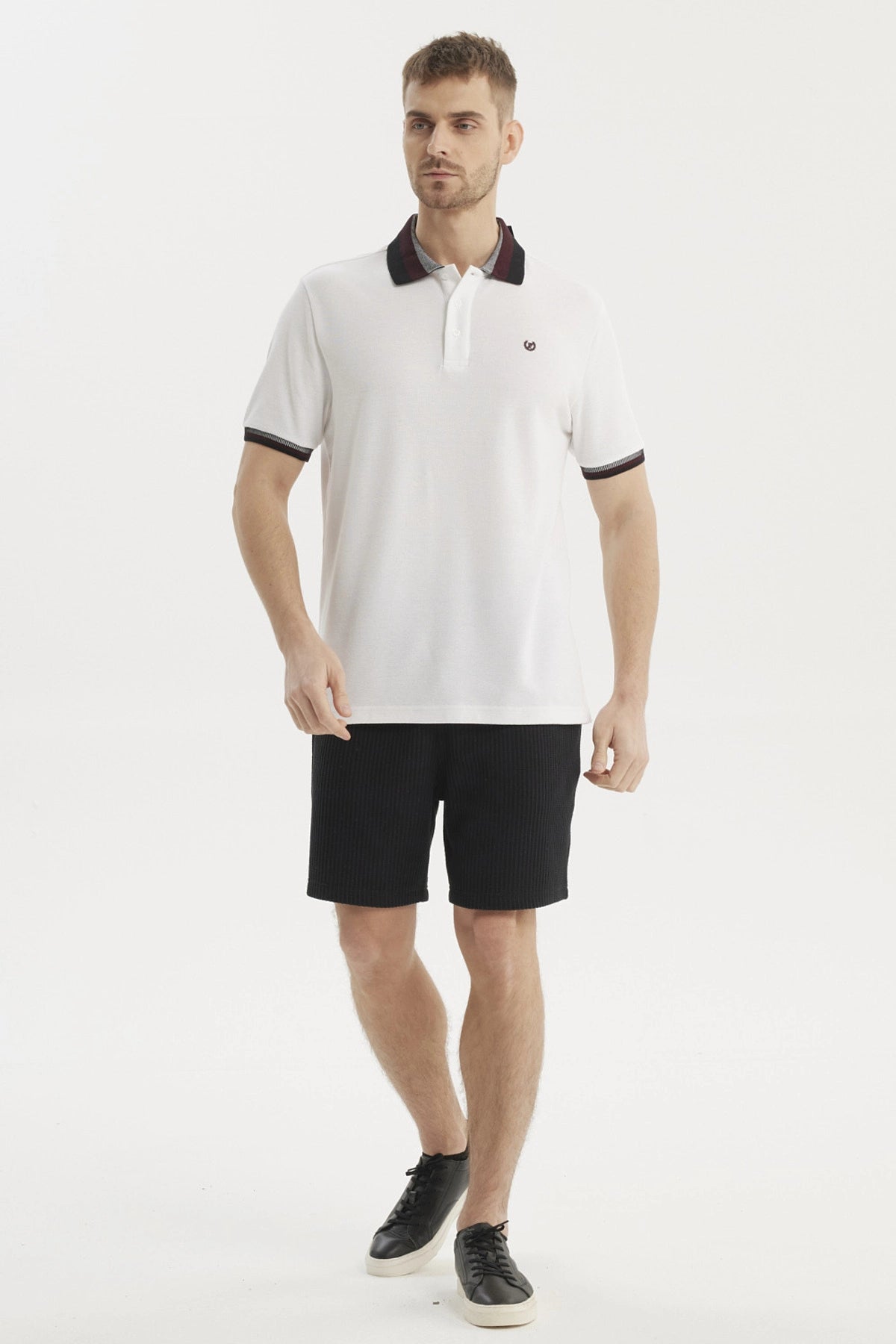 Polera hombre cuello polo blanco con detalle en cuello y puños de color oscuro sin estampa visible