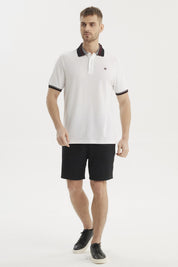 Polera hombre cuello polo blanco con detalle en cuello y puños de color oscuro sin estampa visible
