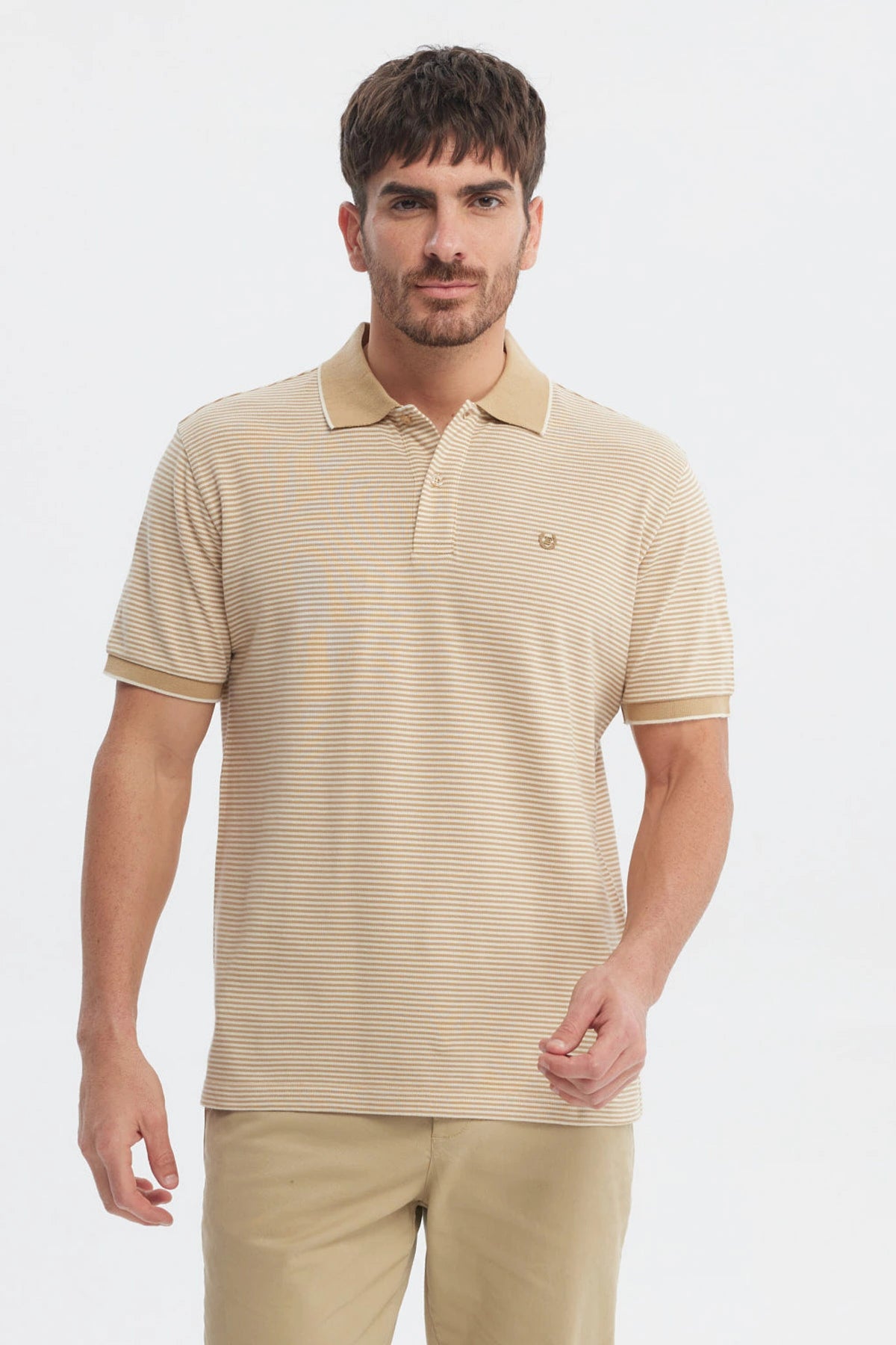Polera hombre beige con rayas delgadas y logo bordado en el pecho estilo casual y moderno ideal para cualquier ocasión