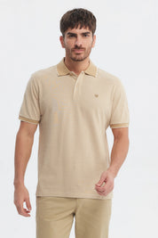 Polera hombre beige con rayas delgadas y logo bordado en el pecho estilo casual y moderno ideal para cualquier ocasión