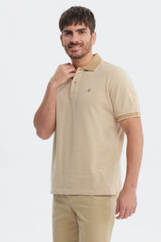 Polera hombre beige con rayas delgadas y logo bordado en el pecho estilo casual y moderno ideal para cualquier ocasión
