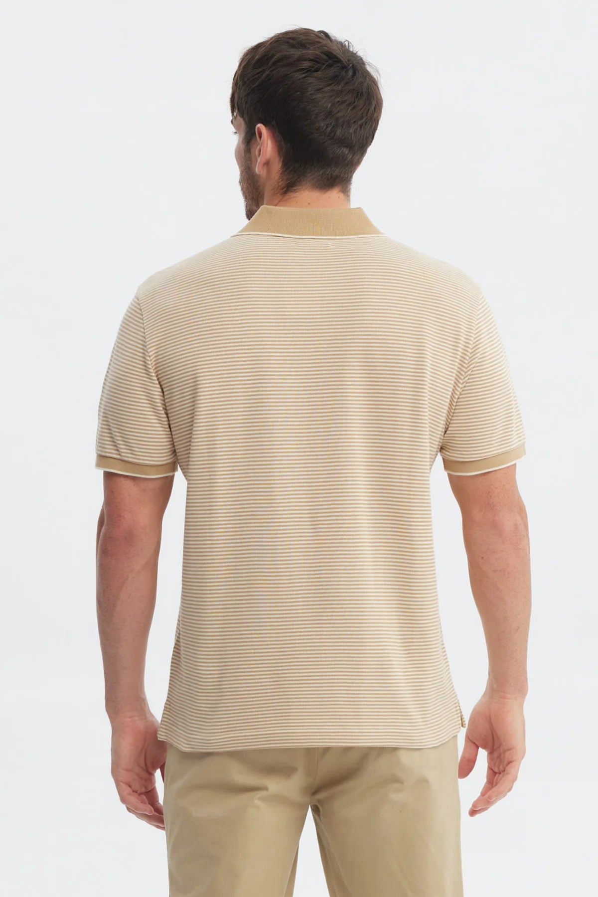 Polera hombre beige con rayas delgadas y logo bordado en el pecho estilo casual y moderno ideal para cualquier ocasión