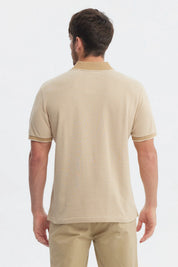 Polera hombre beige con rayas delgadas y logo bordado en el pecho estilo casual y moderno ideal para cualquier ocasión